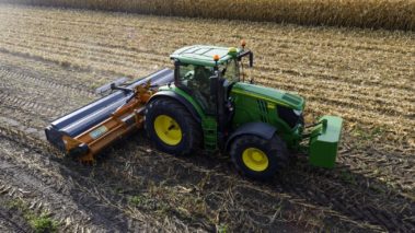 BioChipper am Traktorheck bei der Ernte von Maisstroh