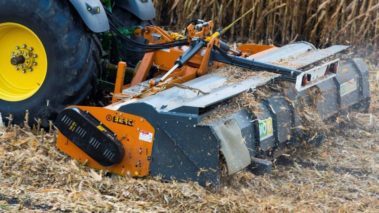 BioChipper am Traktorheck bei der Maisstrohernte
