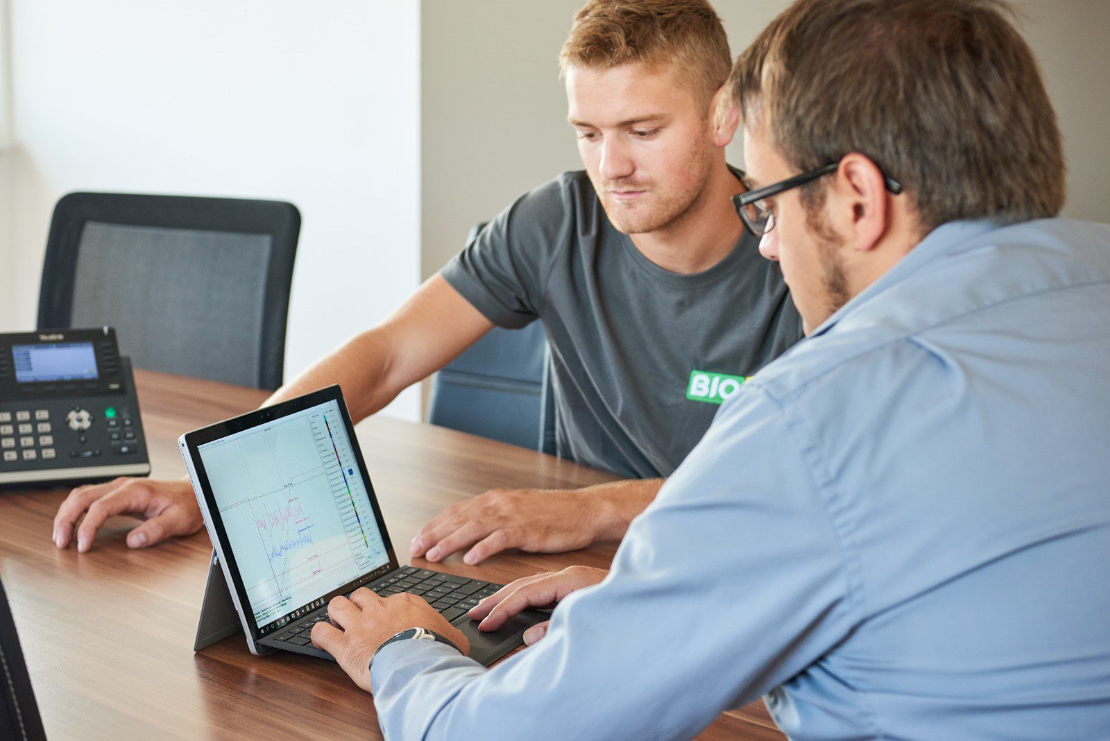 BIOG service staff evaluate measurement results from remote maintenance on a laptop