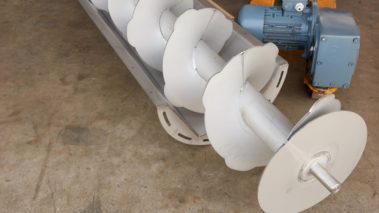 Шнеки и двигатель насоса на обслуживании в мастерской