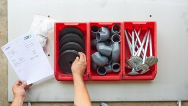 Различные оригинальные запчасти в красных контейнерах