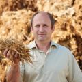 Йозеф Хекнер, генеральный директор BioG GmbH, с кукурузной соломой в руке