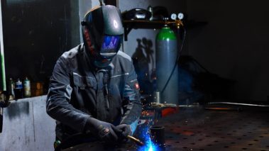 Сварщик за работой на производстве